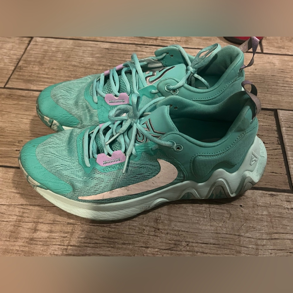 Nike Giannis Antetokounmpo Teal and White Sneakers. Size 10.5.
